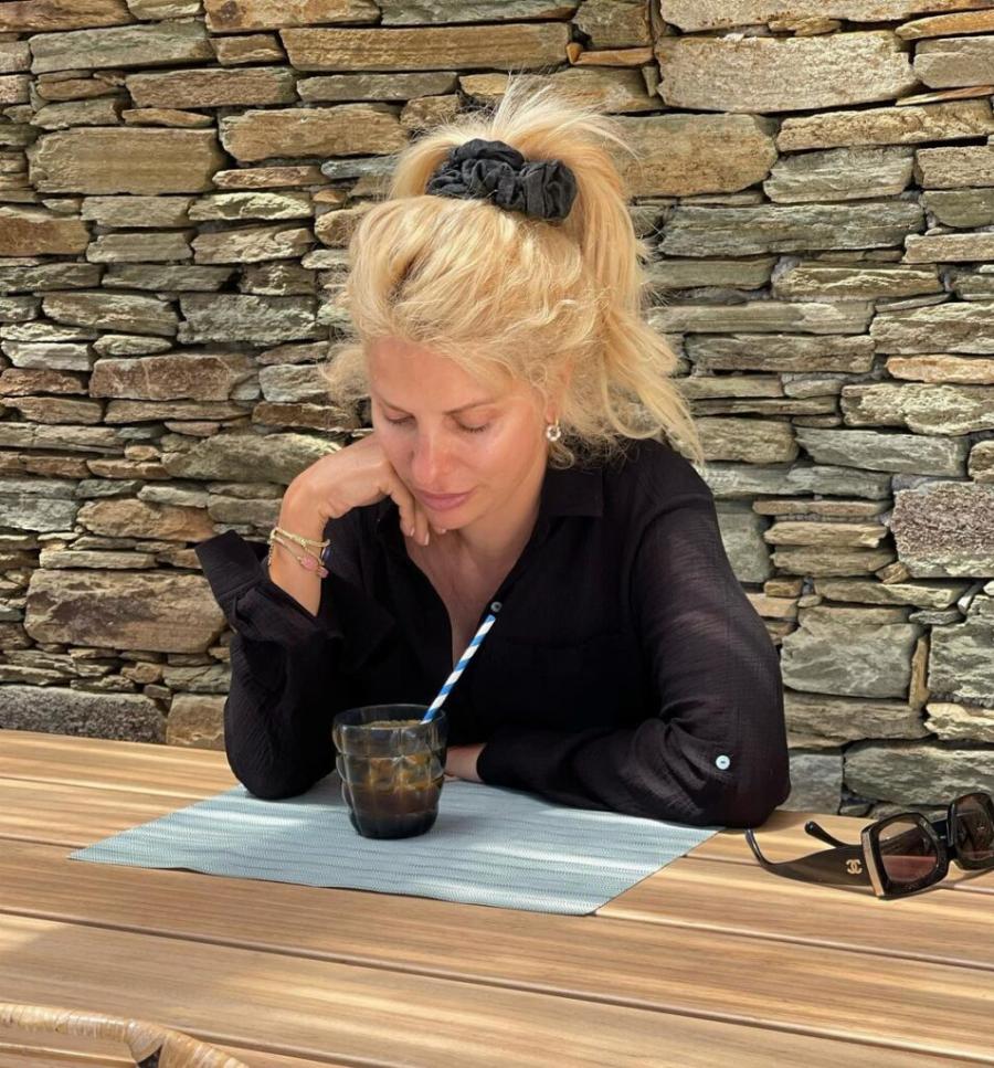 Ελένη Μενεγάκη: Μία κούκλα και πιο όμορφη από ποτέ, χωρίς μακιγιάζ στην παραμυθένια αυλή της βίλας της στην Άνδρο