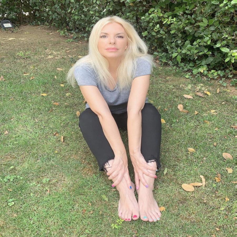 Αννίτα Πάνια: Εντυπωσιάζει με το κορμί της στα 52 της χρόνια θυμίζοντας μοντέλο