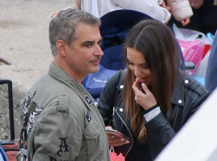 Άρης Σπηλιωτόπουλος: Σπάνια έξοδος για τον πολιτικό με την κούκλα σύντροφό του στο κέντρο της Αθήνας