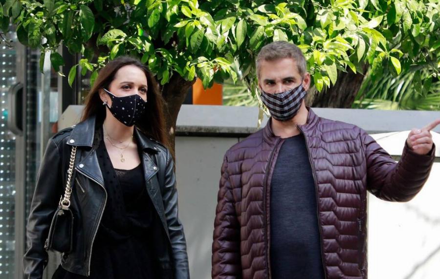 Άρης Σπηλιωτόπουλος: Σπάνια έξοδος για τον πολιτικό με την κούκλα σύντροφό του στο κέντρο της Αθήνας