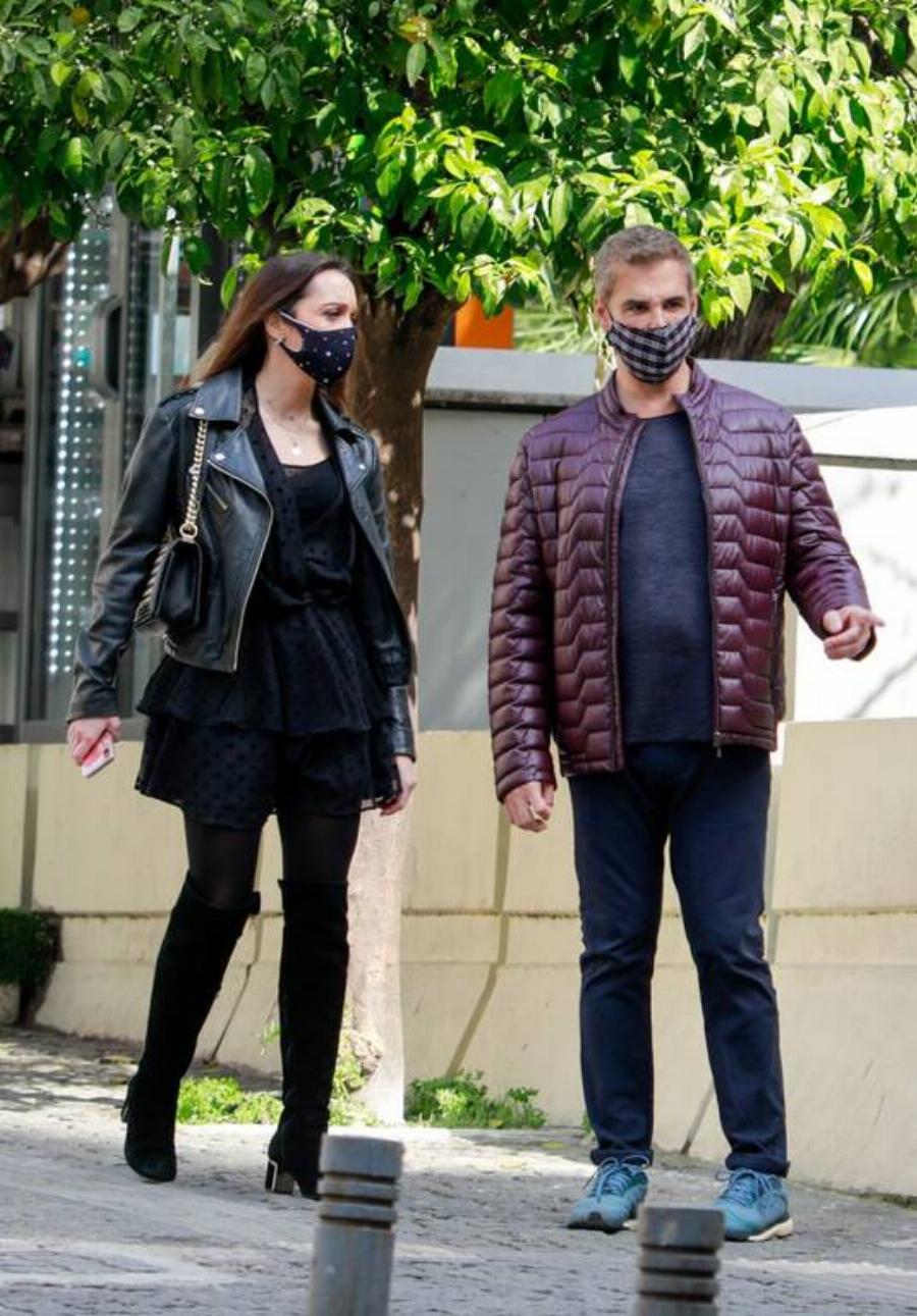 Άρης Σπηλιωτόπουλος: Σπάνια έξοδος για τον πολιτικό με την κούκλα σύντροφό του στο κέντρο της Αθήνας