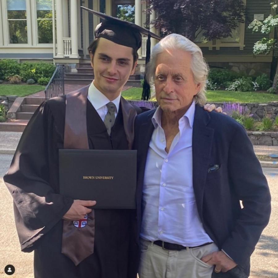 Περήφανοι γονείς στην αποφοίτηση του γιου τους η Κάθριν Ζέτα Τζόουνς και ο Μάικλ Ντάγκλας