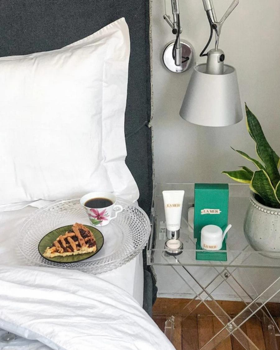 Τζώνη Καλημέρης: Η σχέση με την Χριστίνα Κοντοβά, το σπίτι με θέα την Ακρόπολη, η υιοθεσία από την Ουγκάντα και τα λάθη στην καριέρα