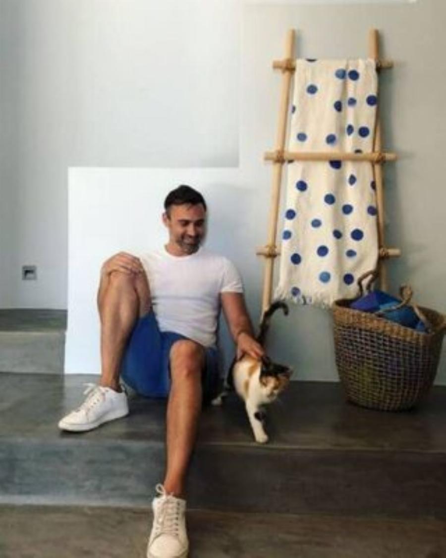 Γιώργος Καπουτζίδης: Το εργένικο σπίτι, η σύγχρονη διακόσμηση και η εντυπωσιακή τραπεζαρία