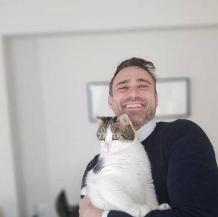 Γιώργος Καπουτζίδης: Το εργένικο σπίτι, η σύγχρονη διακόσμηση και η εντυπωσιακή τραπεζαρία