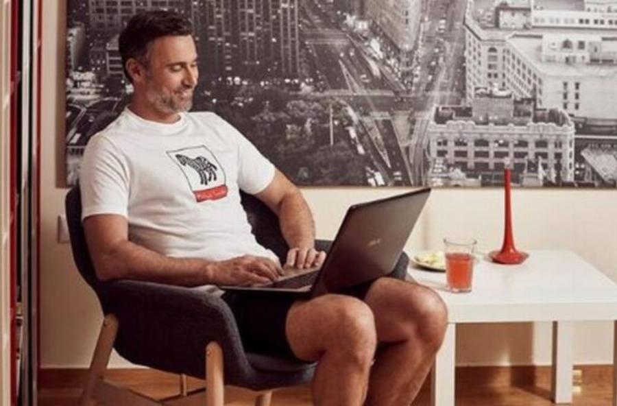 Γιώργος Καπουτζίδης: Το εργένικο σπίτι, η σύγχρονη διακόσμηση και η εντυπωσιακή τραπεζαρία