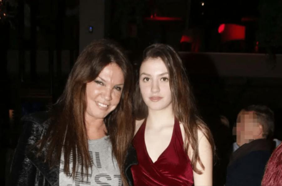 Σαν δύο σταγόνες νερό: Οι 9 κόρες διάσημων Ελληνίδων που ακολουθούν τα “βήματα” των επιτυχημένων μαμάδων τους