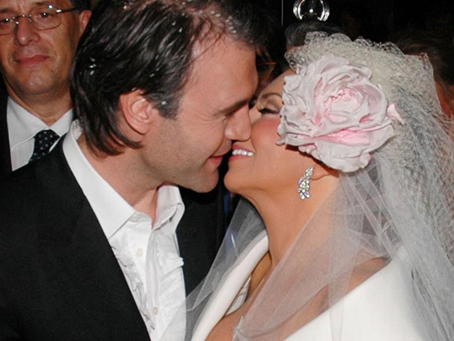 Μιμή Ντενίση: Η απώλεια του συντρόφου της μια εβδομάδα πριν τον γάμο, η υιοθεσία της κόρης της και τα δύσκολα παιδικά χρόνια