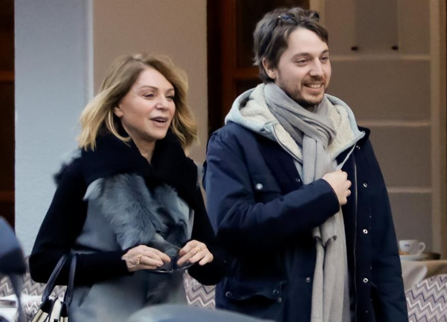 Διάσημες Ελληνίδες: Είναι γιαγιάδες και δεν τους φαίνεται καθόλου – Ποζάρουν μαζί με τα εγγόνια τους