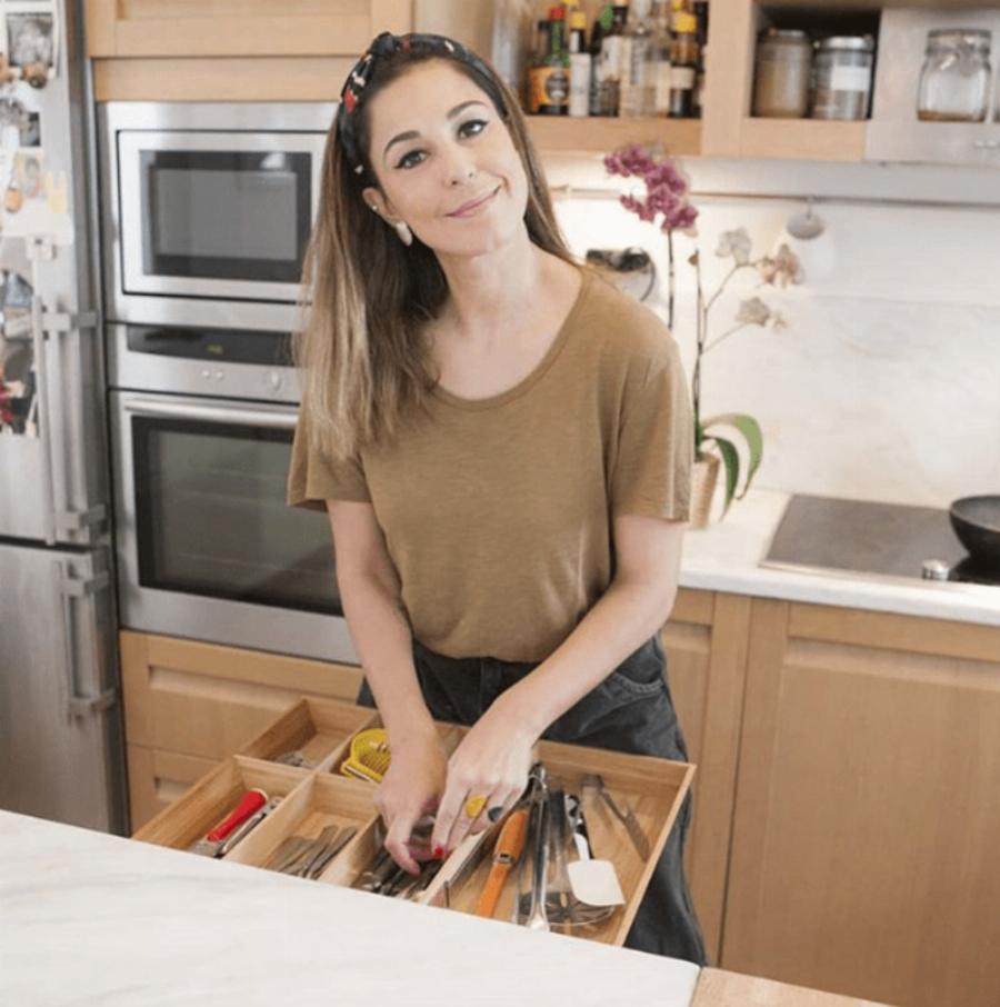 Κατερίνα Παπουτσάκη: Μένει στον Χολαργό σε ένα εντυπωσιακό σπίτι με τεράστια κουζίνα και παραδεισένιο μπαλκόνι