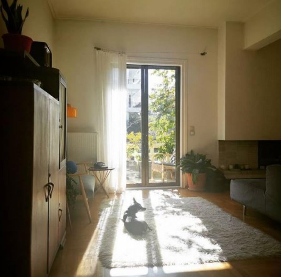 Κατερίνα Παπουτσάκη: Μένει στον Χολαργό σε ένα εντυπωσιακό σπίτι με τεράστια κουζίνα και παραδεισένιο μπαλκόνι