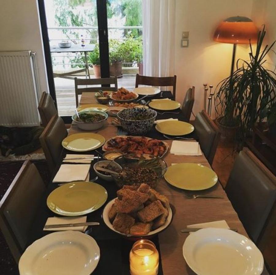 Κατερίνα Παπουτσάκη: Μένει στον Χολαργό σε ένα εντυπωσιακό σπίτι με τεράστια κουζίνα και παραδεισένιο μπαλκόνι