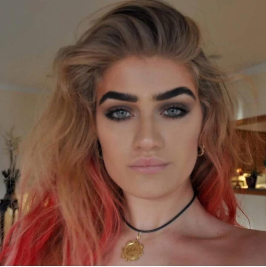 Δεν θα την αναγνώριζες με τίποτα: Όταν η Σοφία Χατζηπαντελή ήταν κατάξανθη χωρίς τεράστια φρύδια