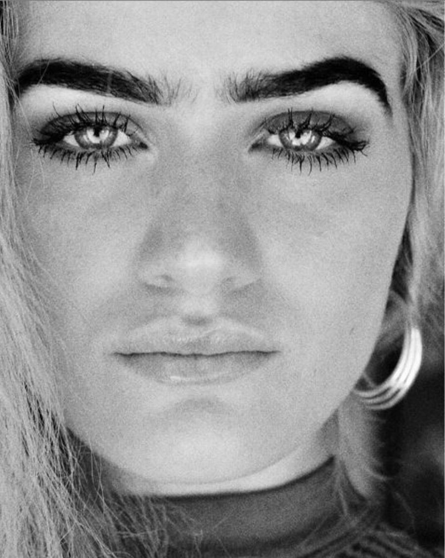 Δεν θα την αναγνώριζες με τίποτα: Όταν η Σοφία Χατζηπαντελή ήταν κατάξανθη χωρίς τεράστια φρύδια