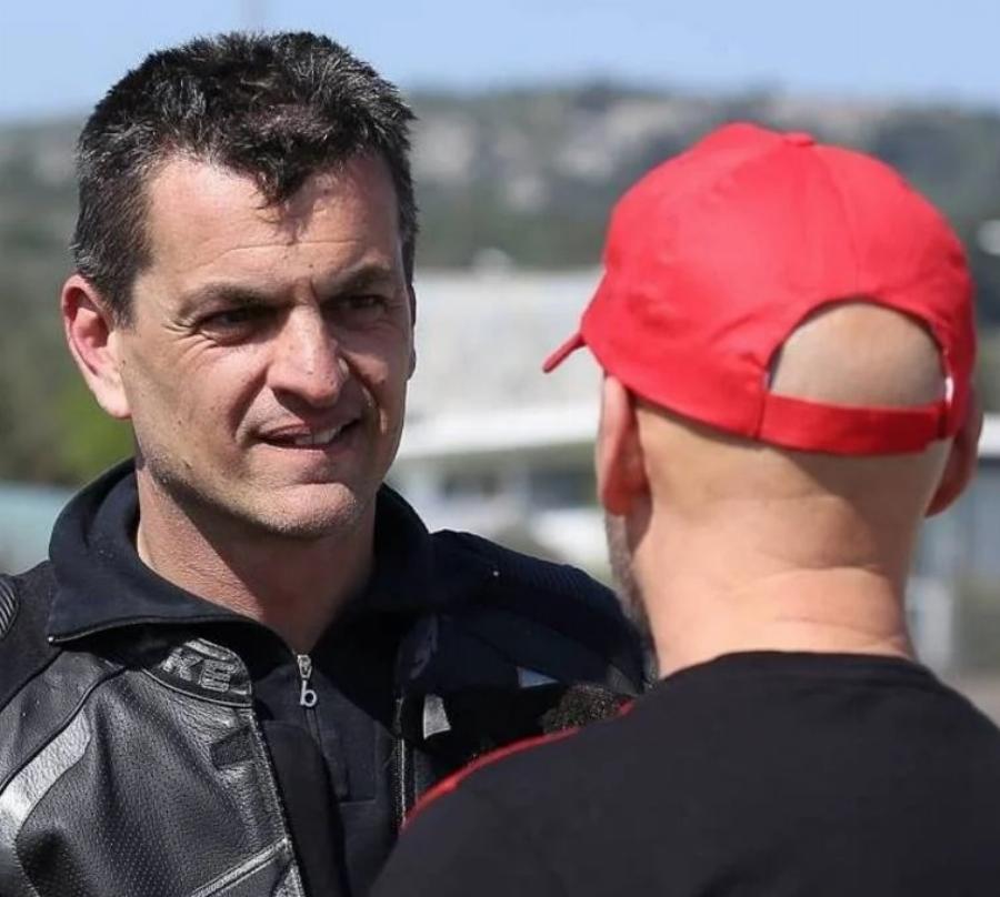 Στέργιος Νενές: Η επιτυχία στο «Κωνσταντίνου & Ελένης», η αγάπη στις μηχανές, η αλλαγή καριέρας και οι ρόλοι πίσω από τις κάμερες