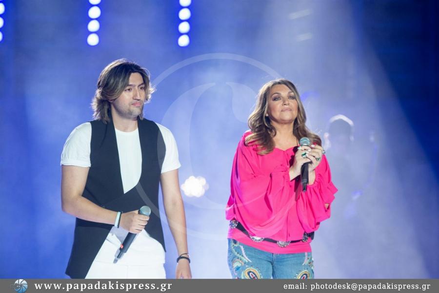 Αποθεώθηκε η Καίτη Γαρμπή μαζί με τον γιο της Δημήτρη Σχοινά στη συναυλία της στο Βεάκειο