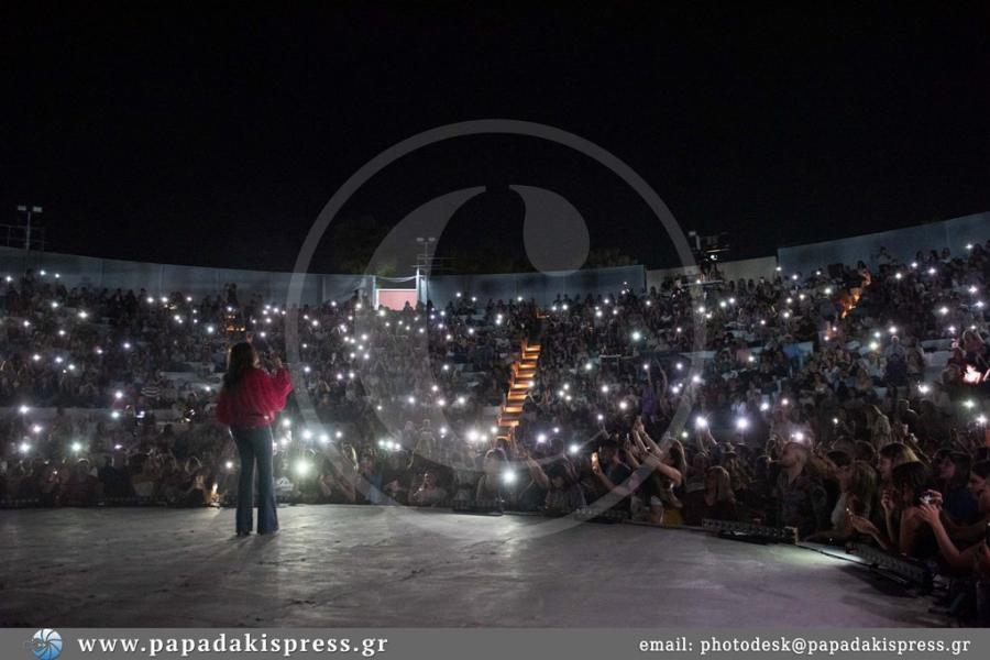 Αποθεώθηκε η Καίτη Γαρμπή μαζί με τον γιο της Δημήτρη Σχοινά στη συναυλία της στο Βεάκειο