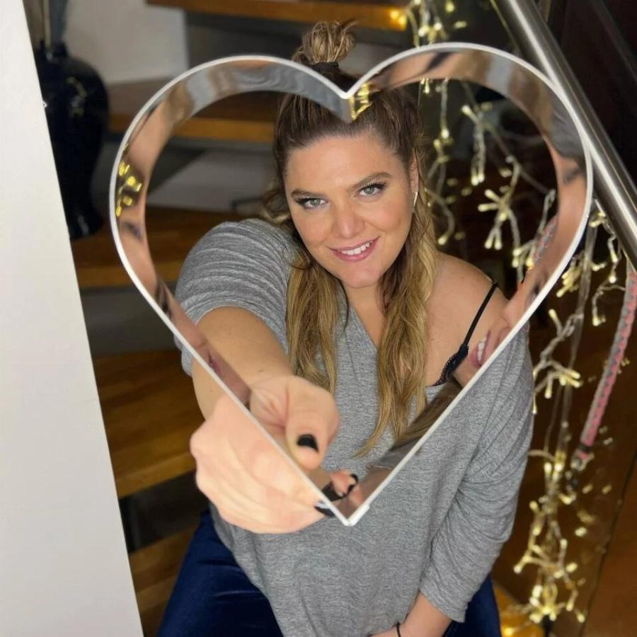 Δανάη Μπάρκα: Η καταπράσινη βεράντα, η εκλεκτή διακόσμηση και το σαλόνι που είναι όλο τζαμαρία