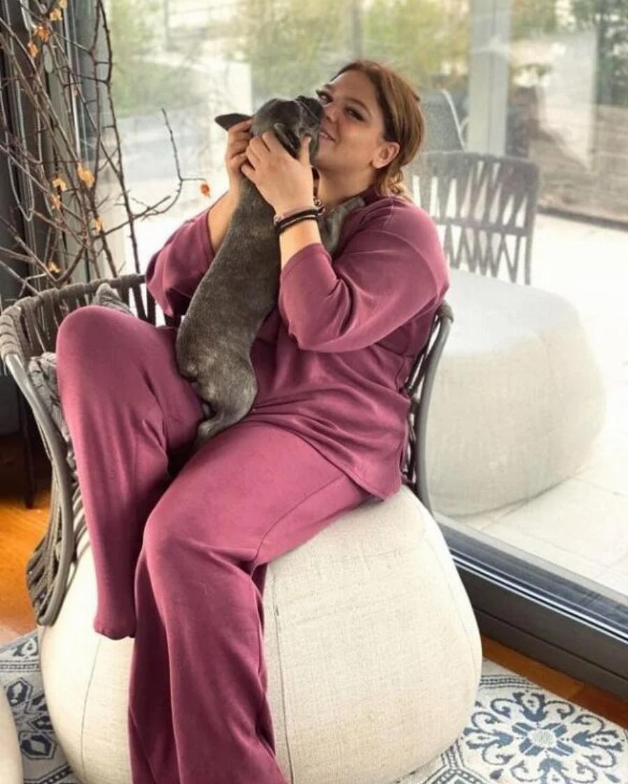 Δανάη Μπάρκα: Η καταπράσινη βεράντα, η εκλεκτή διακόσμηση και το σαλόνι που είναι όλο τζαμαρία