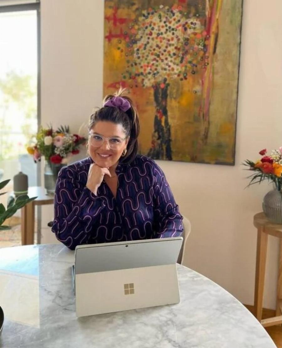 Δανάη Μπάρκα: Η καταπράσινη βεράντα, η εκλεκτή διακόσμηση και το σαλόνι που είναι όλο τζαμαρία