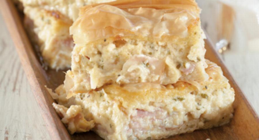 Σπέσιαλ τυρόπιτα: Εναλλάκτικη συνταγή με κασέρι και καπνιστό χοιρινό έτοιμη μόλις σε 15′