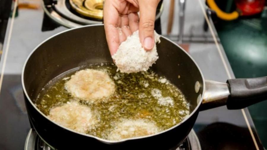 Τι να κάνετε για μην “πιτσιλάει” το λάδι την ώρα του τηγανίσματος – Το κόλπο της μαμάς