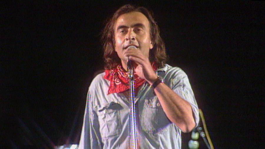 Νίκος Παπάζογλου: Η τραγική ιστορία ζωής, η αδελφή που «έφυγε» μπροστά στα μάτια του και το τραγούδι αφιερωμένο σε εκείνη