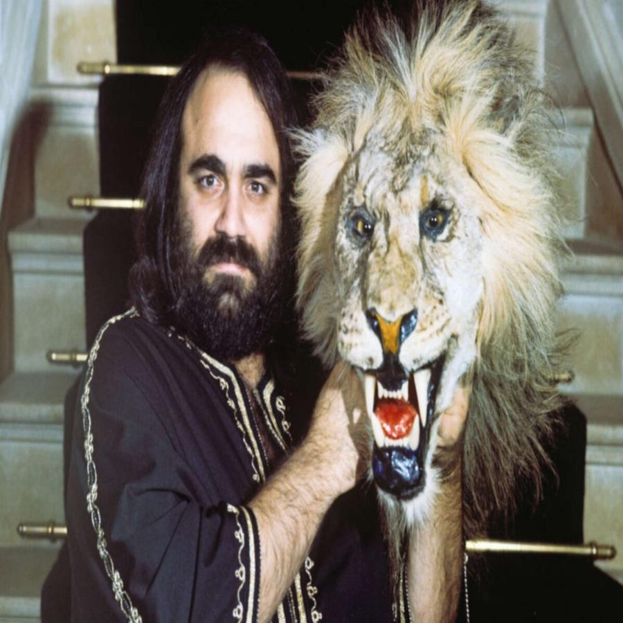 Ντέμης Ρούσσος: Οι 2 γάμοι, οι 5 γυναίκες, το ατελείωτο χρήμα, ο παραμυθένιος πύργος του, το λιοντάρι στην αυλή και ο θάνατος στο νοσοκομείο