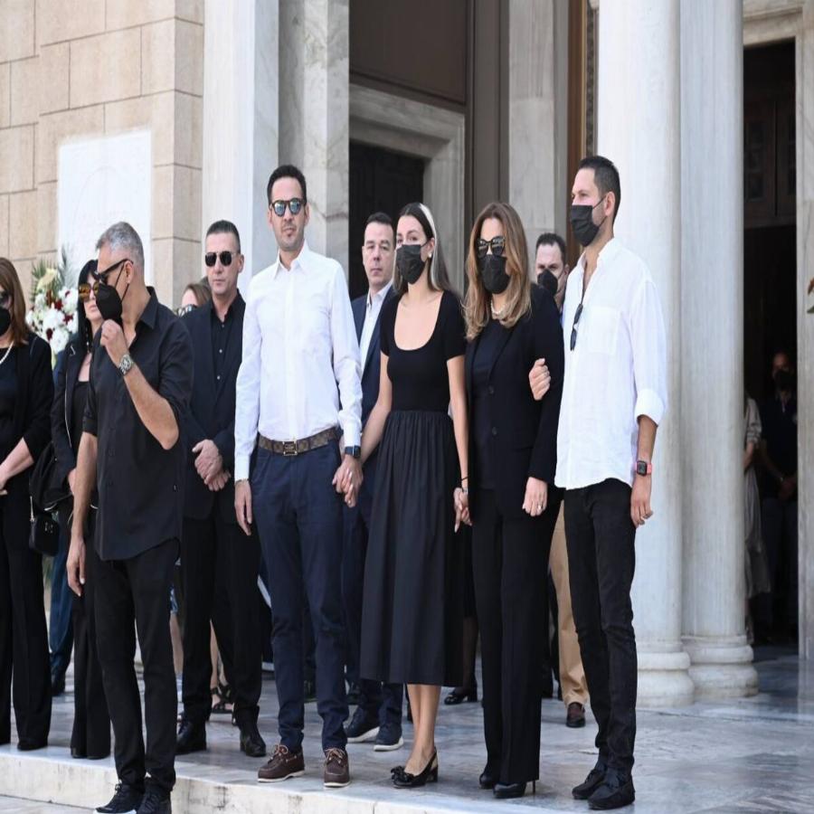 Γιάννης Κοντούλης: Με τιμές ναυάρχου η κηδεία – Το τελευταίο αντίο στον σύζυγο της Δέσποινας Μοιραράκη