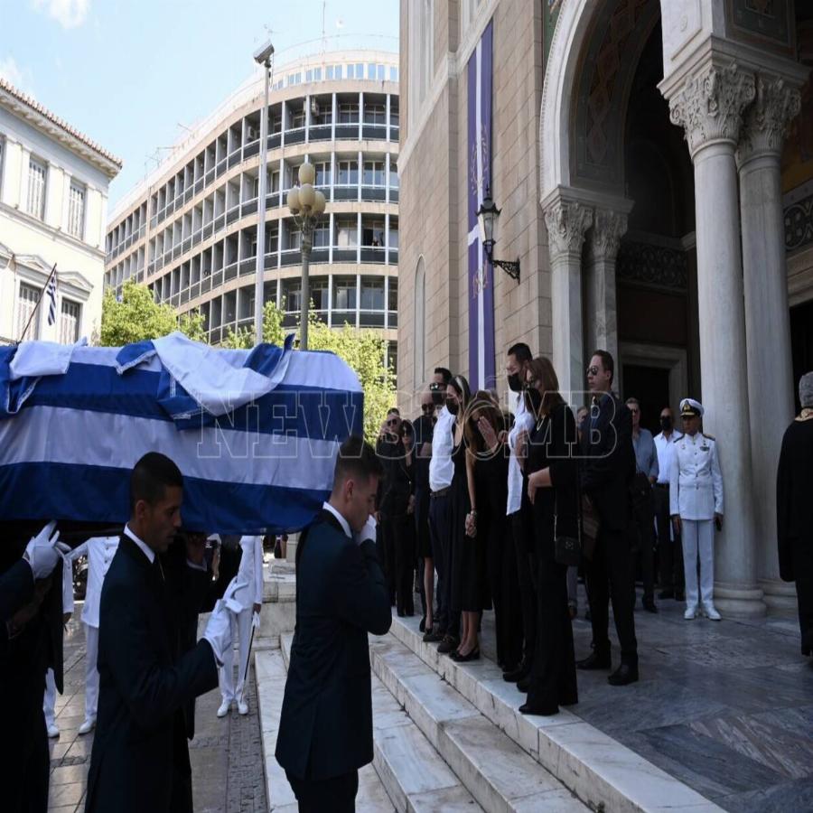 Γιάννης Κοντούλης: Με τιμές ναυάρχου η κηδεία – Το τελευταίο αντίο στον σύζυγο της Δέσποινας Μοιραράκη