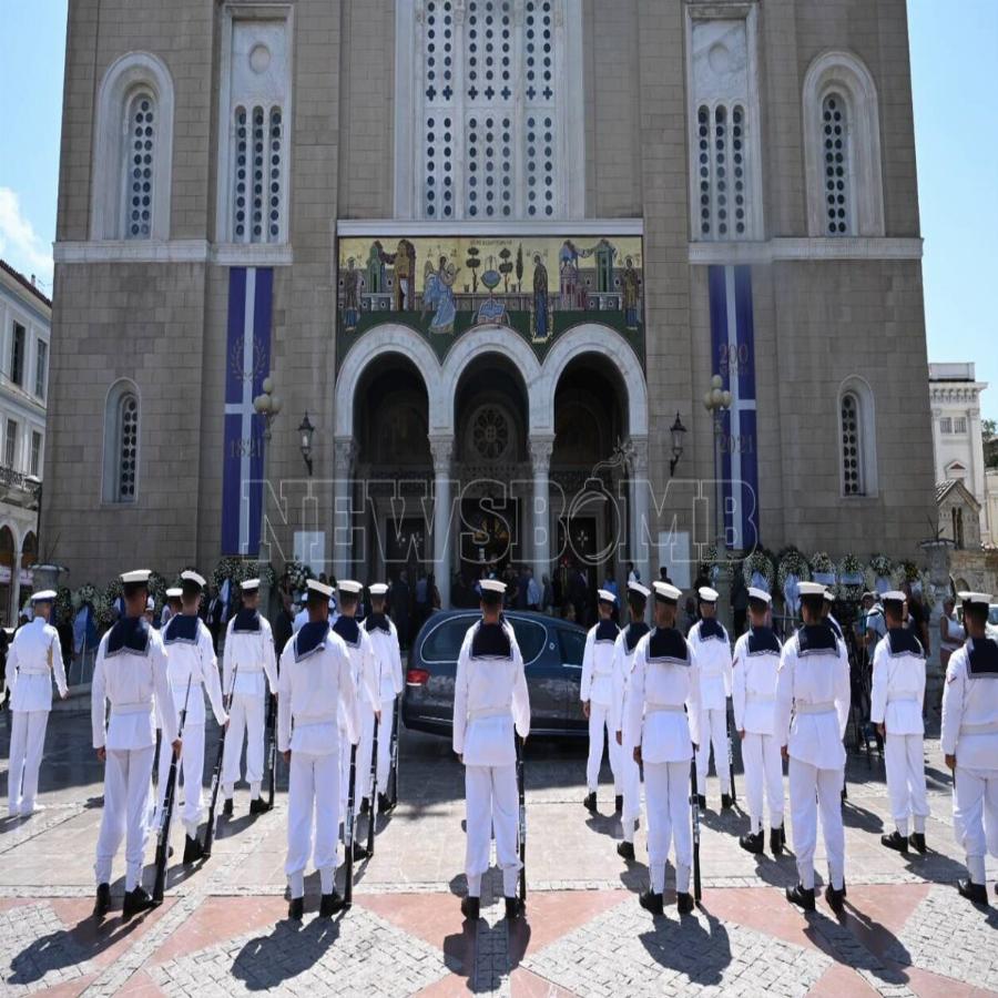 Γιάννης Κοντούλης: Με τιμές ναυάρχου η κηδεία – Το τελευταίο αντίο στον σύζυγο της Δέσποινας Μοιραράκη