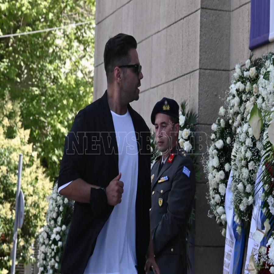 Γιάννης Κοντούλης: Με τιμές ναυάρχου η κηδεία – Το τελευταίο αντίο στον σύζυγο της Δέσποινας Μοιραράκη