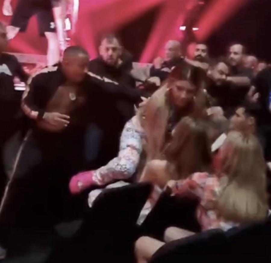 Τους τέλειωσε με μια ανάρτηση: Η Έλενα Παπαρίζου τα είπε έξω από τα δόντια για SNIK και Light