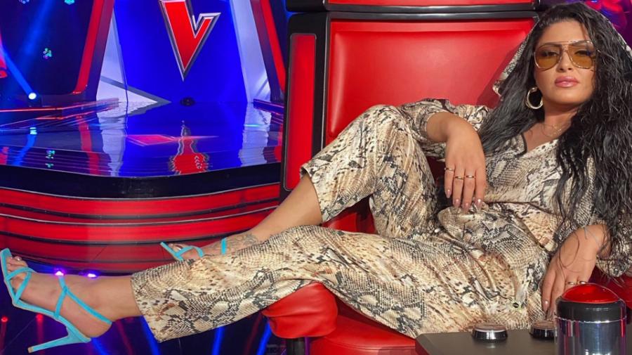 «Είμαι μια φυσιολογική γυναίκα με τα πιασιματάκια μου»: H αποστομωτική απάντηση της Έλενας Παπαρίζου σε όσους μιλούν για τα κιλά της