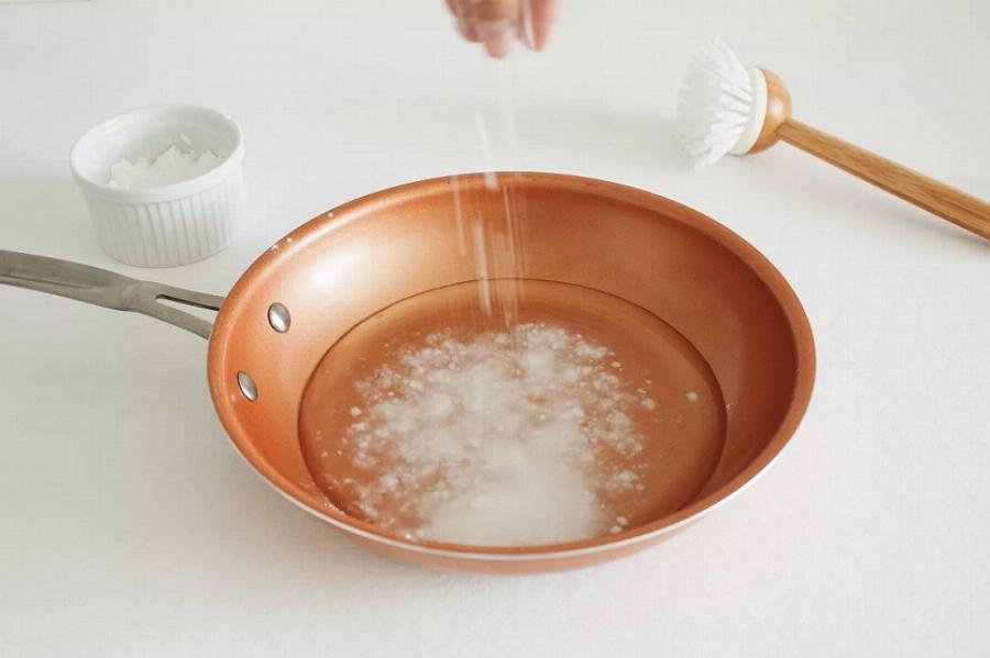 Αντικολλητικά σκεύη: Αυτός είναι ο έξυπνος τρόπος με μαγειρική σόδα και ένα υλικό για αστράφτουν από καθαριότητα