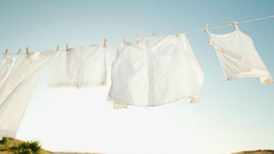 Το μυστικό των ειδικών για ολόλευκα ρούχα, χωρίς χρωμοπαγίδες και λευκαντικά πλυντηρίου