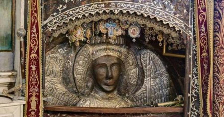 Συγκίνηση και ανατριχίλα: Καρέ-καρέ η εμφάνιση του Ταξιάρχη σε κάτοικο της Λέσβου