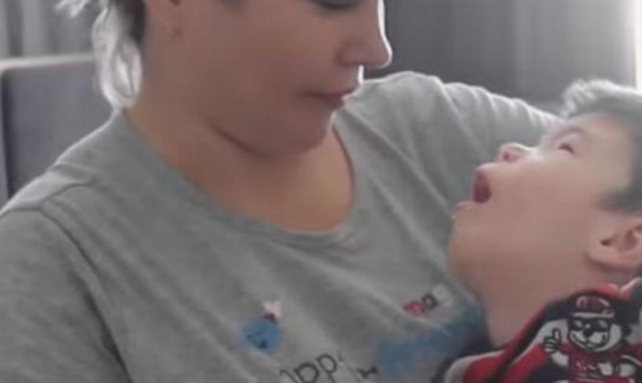 «Αγαπώ τα παιδιά μου ό,τι και αν γίνει»: Μάνα ηρωίδα μεγαλώνει μόνη τα 3 παιδιά της που έχουν εγκεφαλική παράλυση