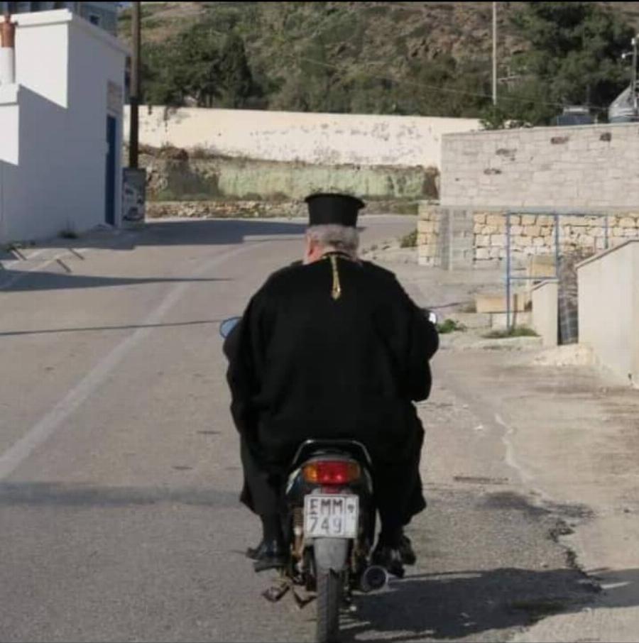 Με μηχανή στην εκκλησία ο Μητροπολίτης Σύρου Δωρόθεος