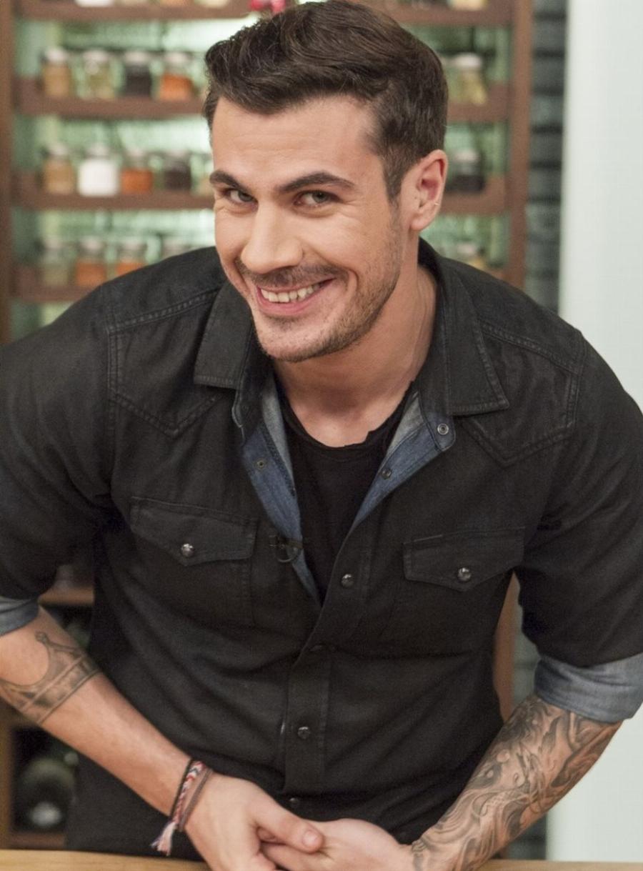 Άκης Πετρετζίκης: 21 επικές απαντήσεις του σε ερωτήματα των θαυμαστών του