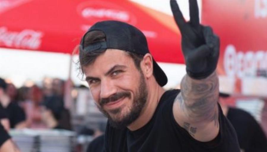 Άκης Πετρετζίκης: Η λάθος συνταγή που τον οδήγησε στην επιτυχία, το ρεκόρ Γκίνες, η νίκη του masterchef και οι προσωπικες σχεσεις του