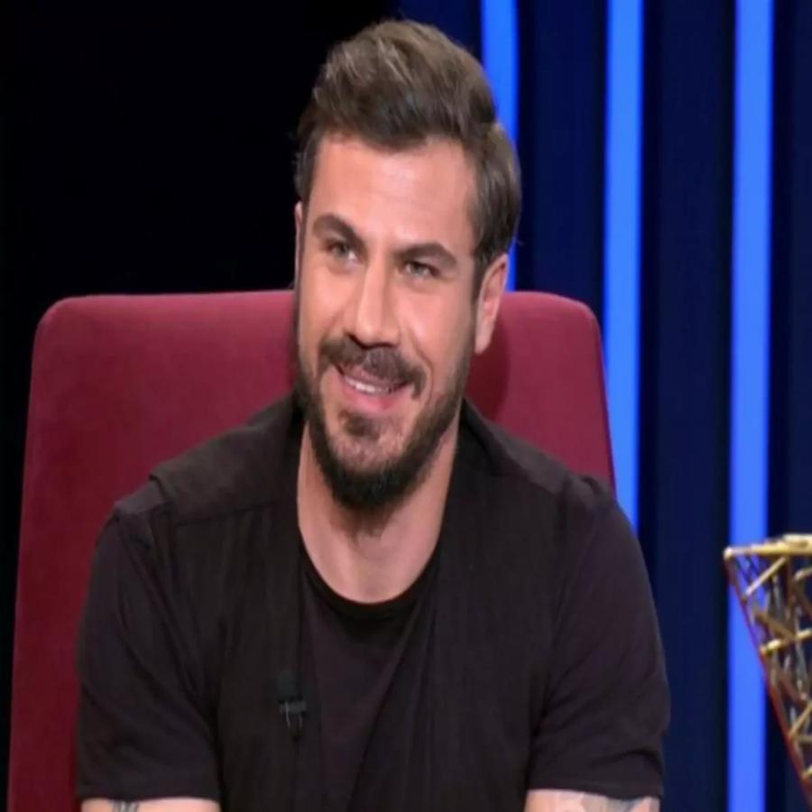 Άκης Πετρετζίκης: Η μεγάλη επιτυχία για το Youtube – “Χρυσός” με 1.000.000 συνδρομητές