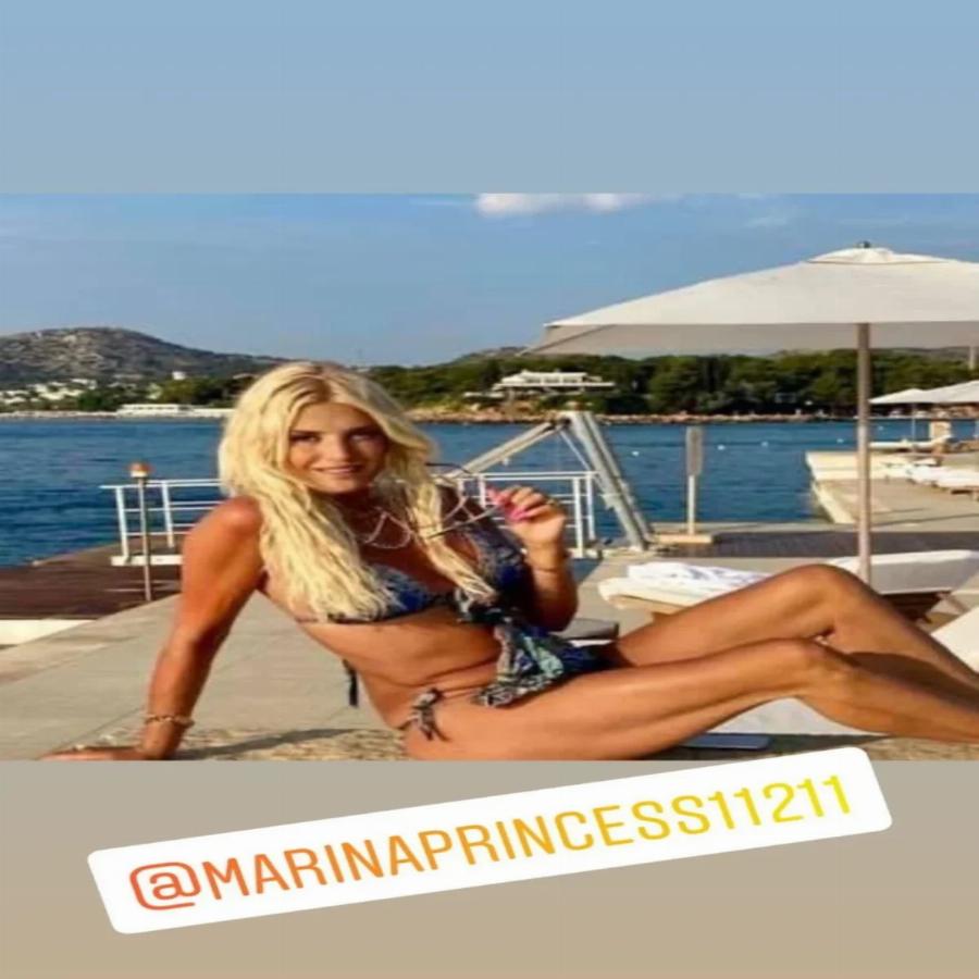 Πιο λαμπερή από ποτέ: Η Μαρίνα Πατούλη στα 54 της με μαγιό και σώμα λαμπάδα στη θάλασσα