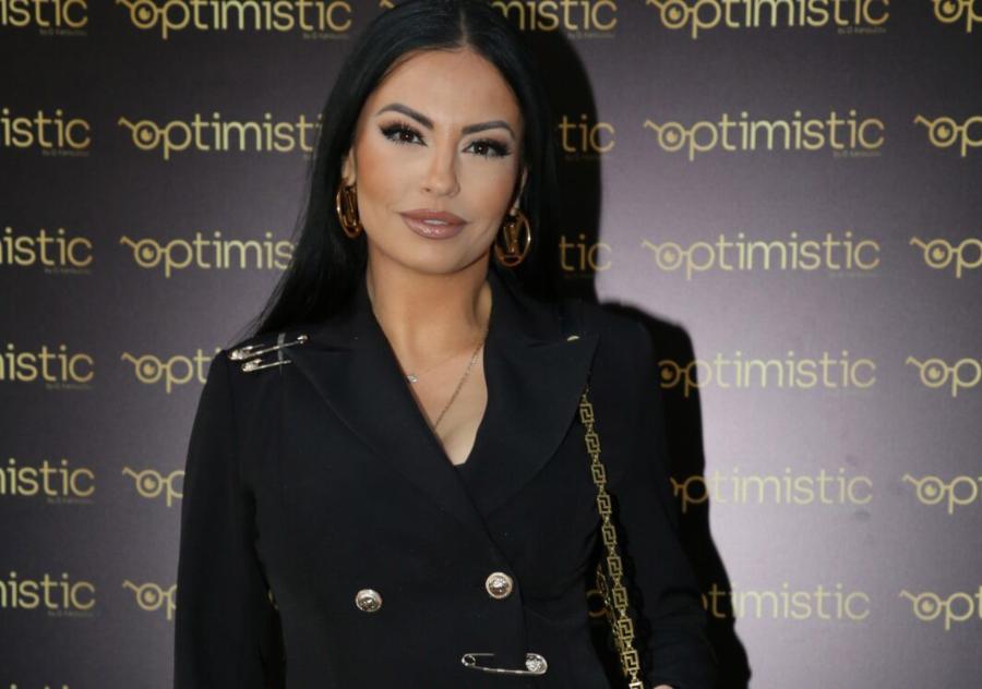 Δήμητρα Αλεξανδράκη: «Το νυφικό μου κοστίζει 10 χιλιάδες ευρώ, με αγχώνει αν θα χωράει ο άντρας μου δίπλα μου»