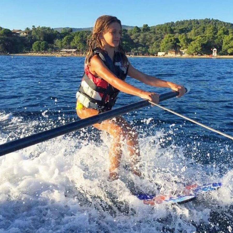 Δέκα φωτογραφίες της Αναστασίας Ρουβά που δείχνουν πόσο άλλαξε μέσα στα χρόνια και σε ποιον μοιάζει πλέον