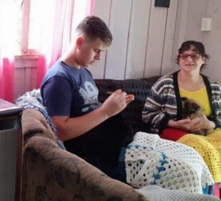 Αληθινή ιστορία: 15χρονος πλέκει υφαντά με βελονάκι για να βοηθήσει την ανάπηρη μητέρα του και να φέρει χρήματα στο σπίτι