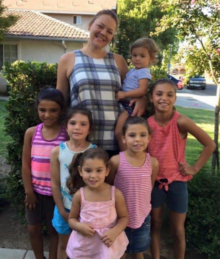 Αληθινή ιστορία: Ανύπαντρη γυναίκα υιοθέτησε 6 ορφανές αδερφούλες για να μην χωριστούν ποτέ η μία από την άλλη