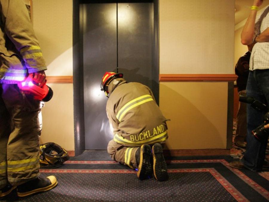 “Νύφη ξεκίνησε να πάει στον γάμο της και κλείστηκε μέσα στο ασανσέρ” – Ο γαμπρός περίμενε ώρες στην εκκλησία