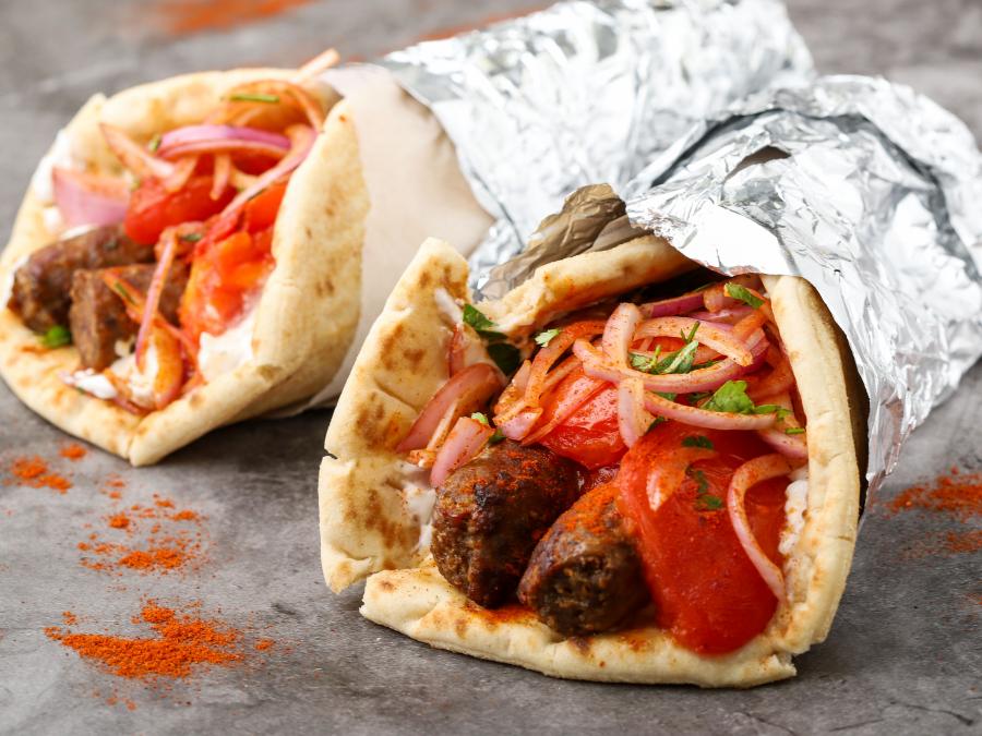 Αχ ακριβό μου σουβλάκι: Σε ποιες περιοχές φτάνει τα 4 ευρώ και πού το βρίσκουμε ακόμα 2 ευρώ