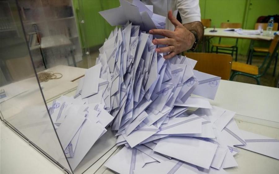 Κλείνει η ψαλίδα: Η πραγματική διαφορά των 2 κομμάτων στη νέα δημοσκόπηση που θορύβησε το Μαξίμου